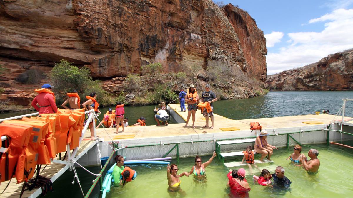 Para os mais aventureiros, é possível fazer stand up paddle e rapel nas impressionantes paredes rochosas do cânion. Outra experiência imperdível é a navegação de barquinho na Gruta do Talhado.