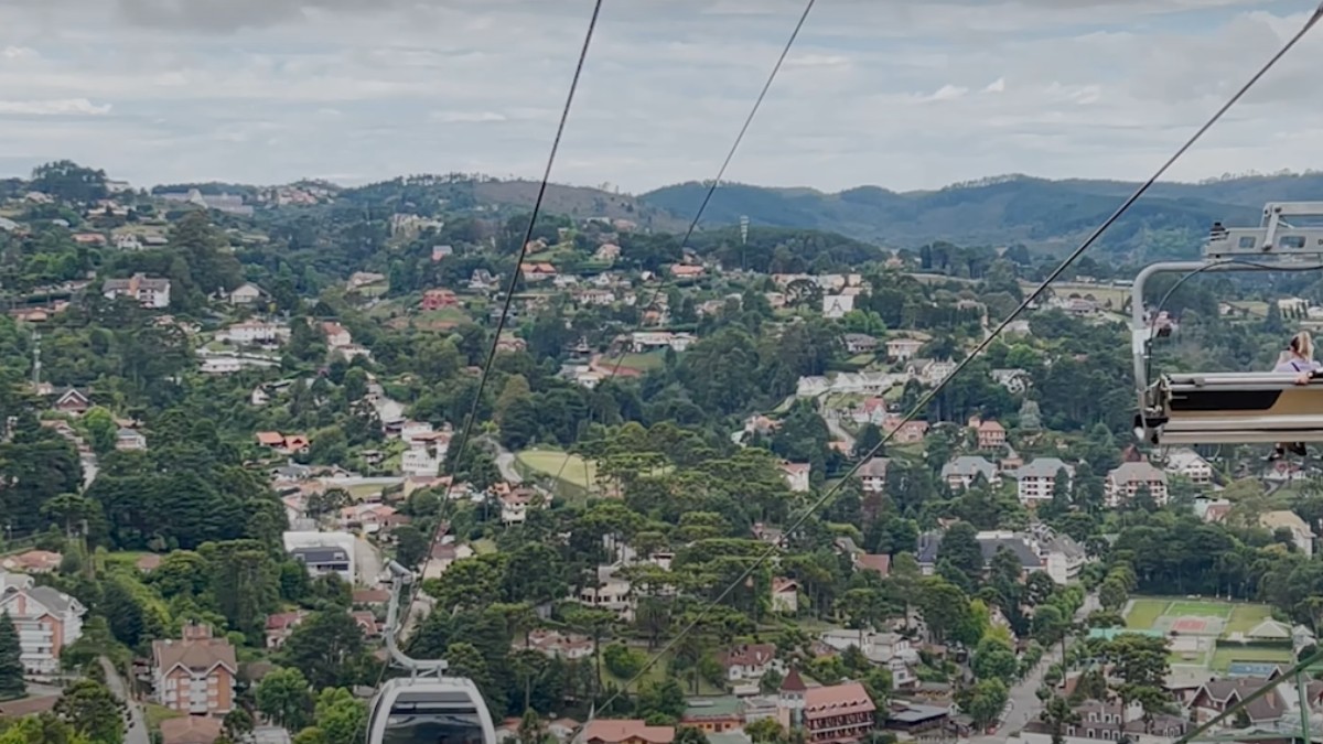 Conhecida como a "Suíça brasileira". A arquitetura europeia e o clima frio reforçam o charme alpino da cidade.