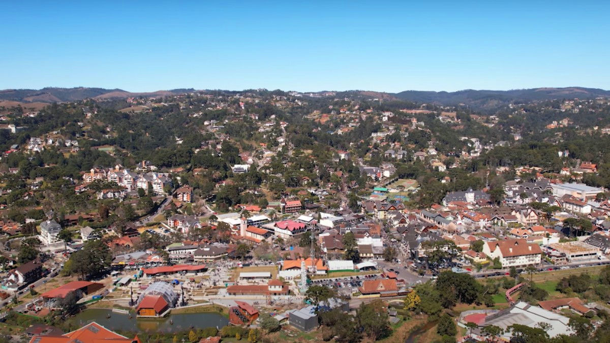 O charme europeu em cada esquina. Chalés de madeira e telhados inclinados criam um cenário único no Brasil.