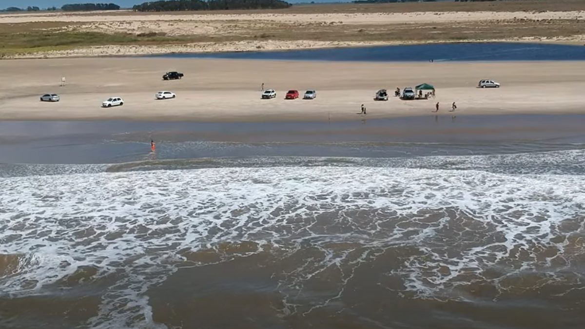 Nos Molhes da Barra, você pode atravessar de carrinho e observar o porto e a Lagoa dos Patos. A experiência dura 20 minutos e encanta visitantes todos os anos.