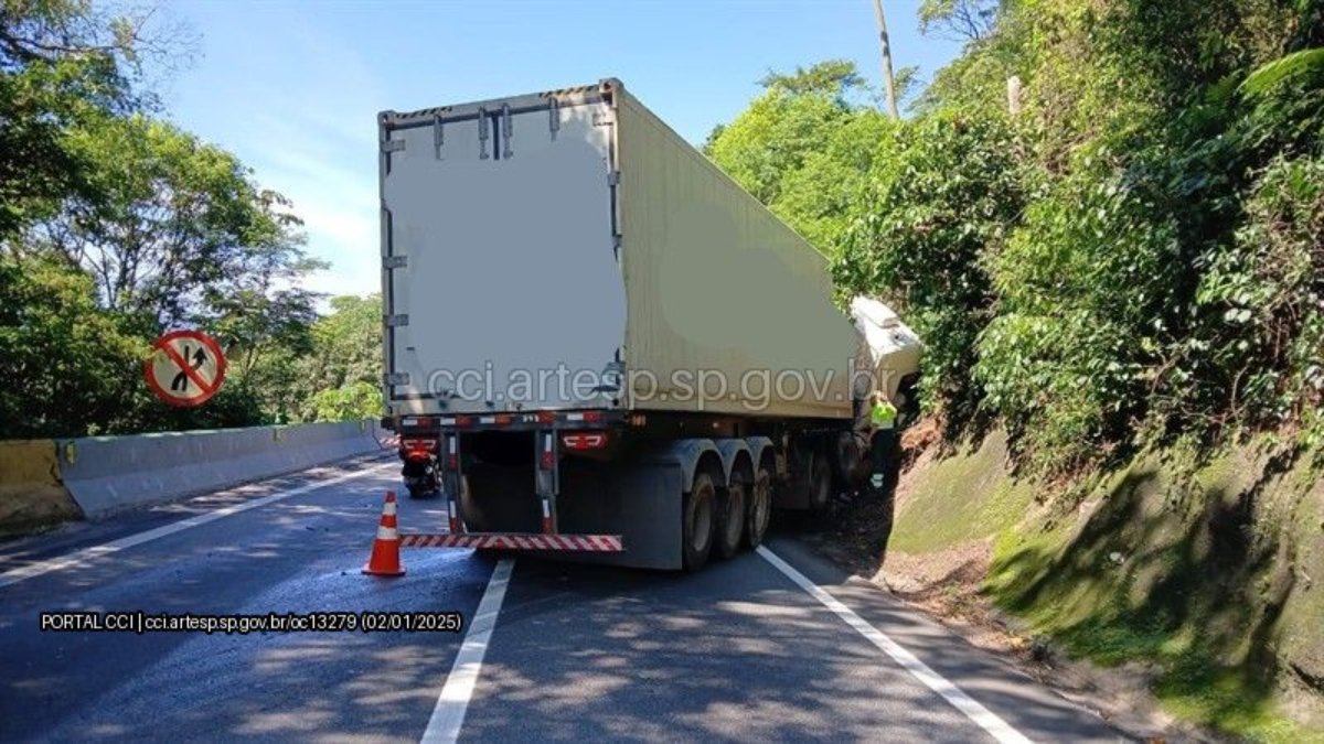 Devido ao acidente, o congestionamento ultrapassou oito quilômetros de extensão e a faixa 2 ficou interditada. Divulgação/Artesp