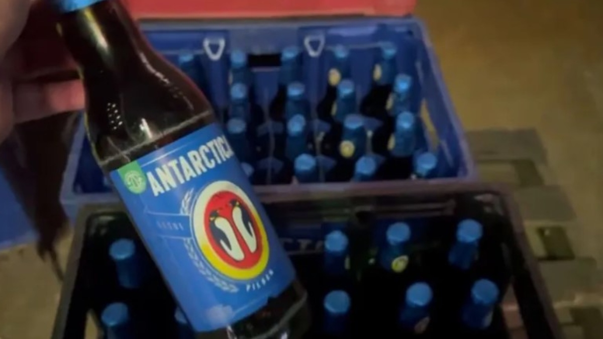 Cervejas mais baratas eram colocadas com o rótulo da Antarctica. /Foto: Reprodução/DEIC