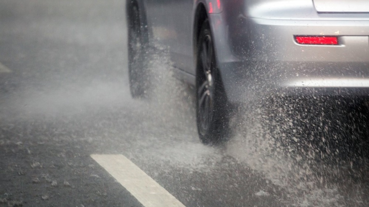 Para que o carro não derrape na chuva, é fundamental o motorista reduzir a velocidade gradualmente. Foto: Divulgação
