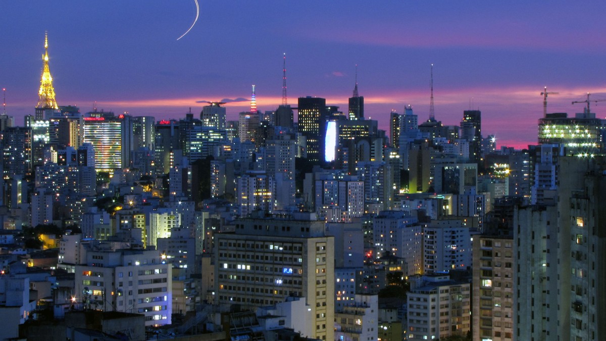Além disso, a cidade é palco de eventos de relevância nacional e internacional, consolidando-se como um importante ponto de conexão global. Foto: Wikimedia Commons