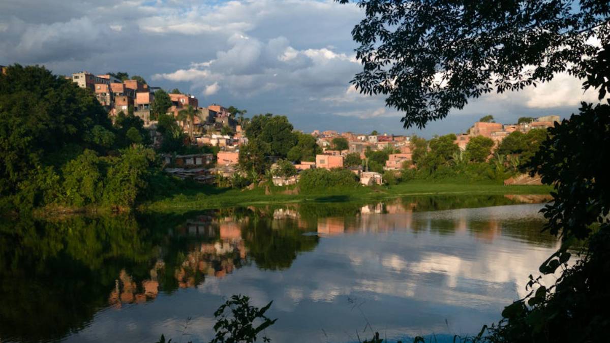 O site 4 Travel Advice Lovers justificou a escolha considerando critérios como poluição, trânsito e contraste social. A paisagem repleta de arranha-céus também contribuiu para a avaliação negativa.