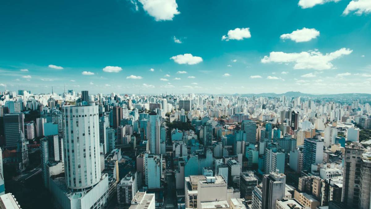 A paisagem de São Paulo foi descrita como uma "confusão de arranha-céus" em meio a engarrafamentos e contrastes sociais. Os avaliadores destacaram que as periferias são marcadas por pobreza e favelas.