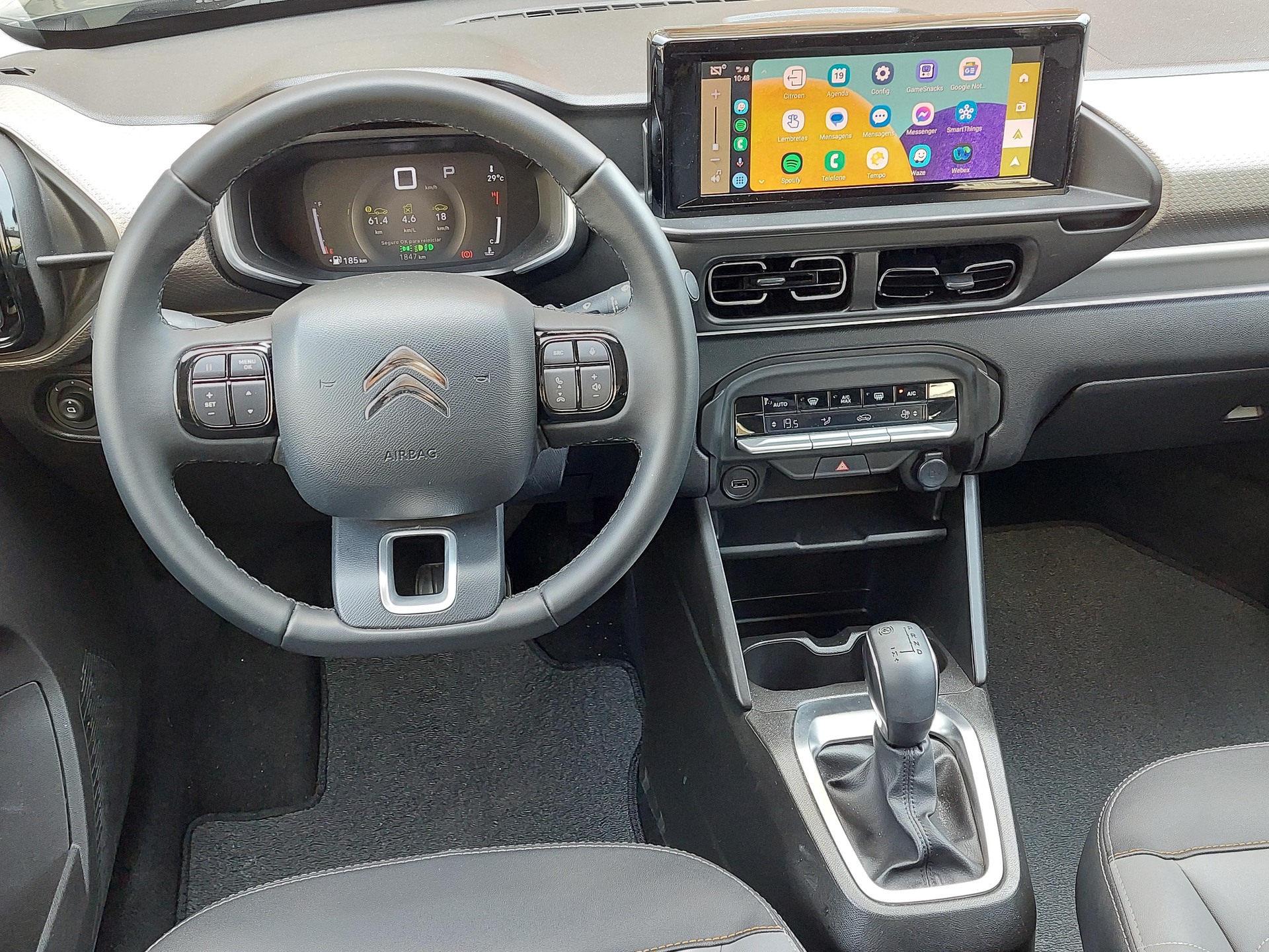 O interior do Basalt deixa claro que o SUV-cupê pertence à gama C3. Foto: Divulgação