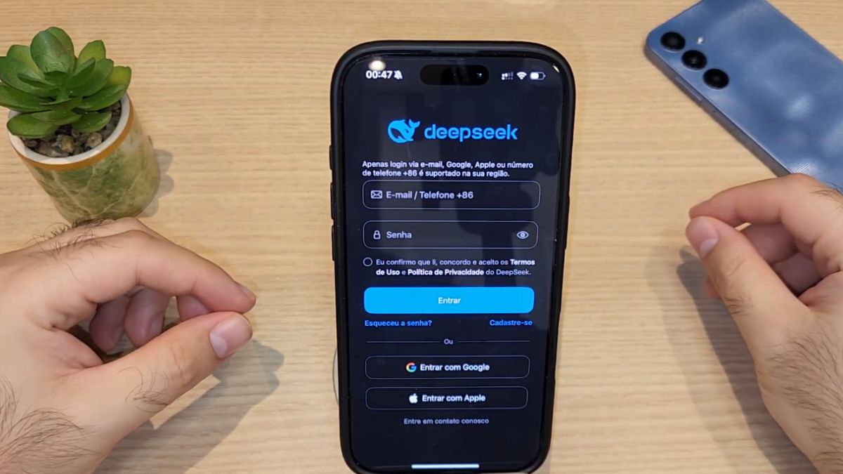 Fundada em 2023, a DeepSeek busca liderar o desenvolvimento de AGI, superando gigantes como OpenAI e Meta. (Foto: Reprodução/Youtube)