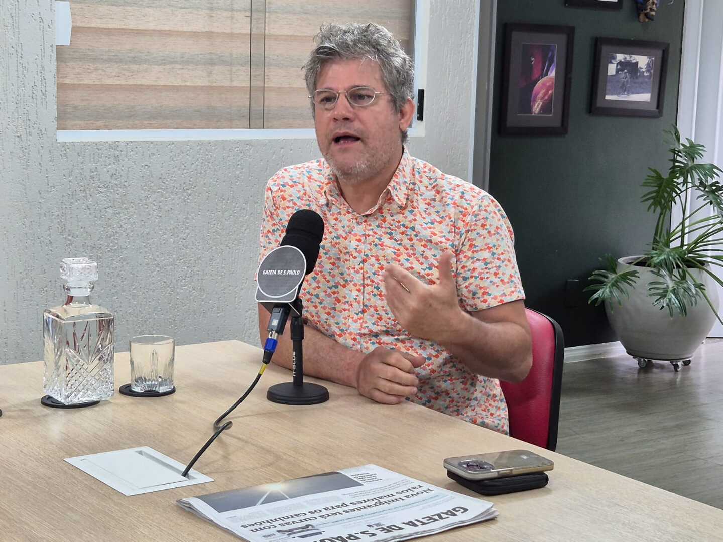 O apresentador Edgard Piccoli durante entrevista na Gazeta.