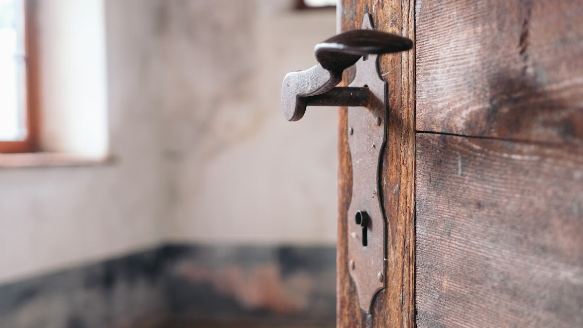 Um jeito de se distrair muito bem nos dias chuvosos, são os escapes rooms. Colocando a cabeça para pensar, em meio de experiências imersivas dentro de uma sala, principalmente acompanhado de amigos, os enigmas entretém e divertem - (Alexander Rumpel/Unsplash)
