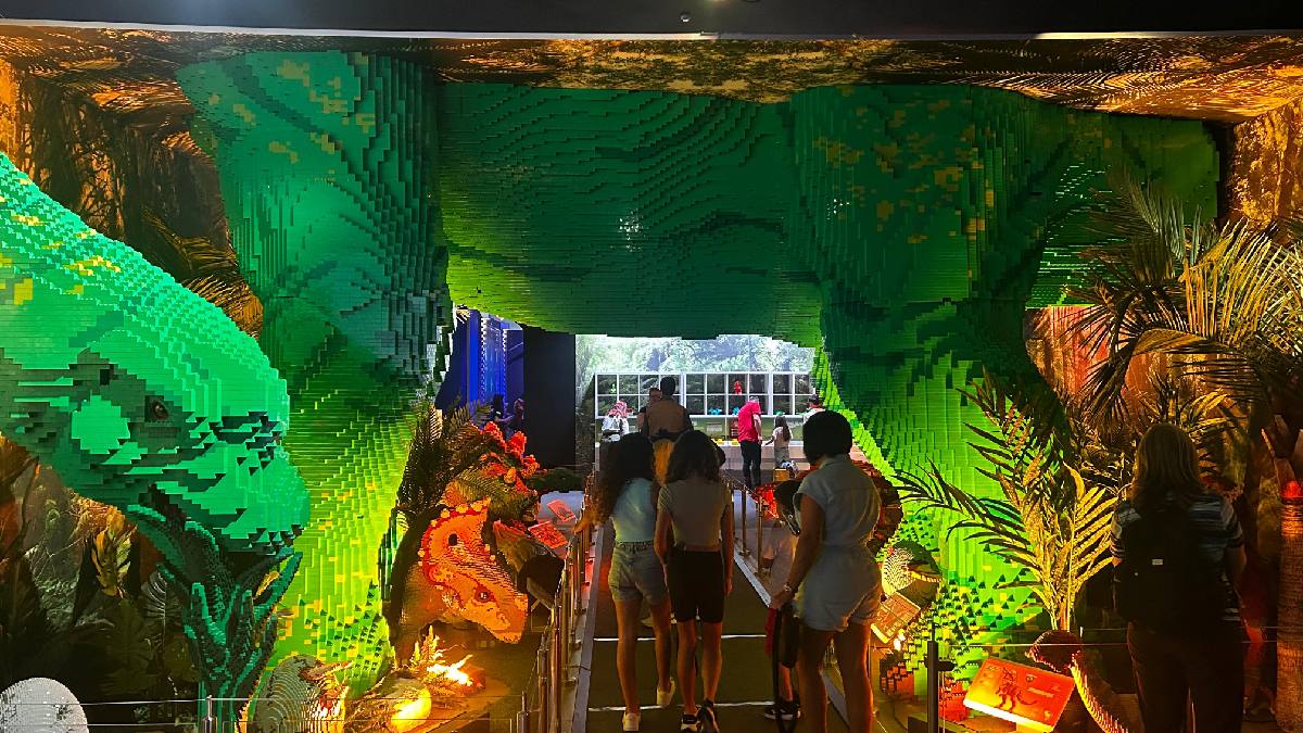 Um Braquiossauro com mais de duas toneladas é o maior dinossauro da exposição, além de ser uma das maiores esculturas de Lego do mundo e a maior em todo o hemisfério sul. Leo Rocha/Gazeta de S.Paulo