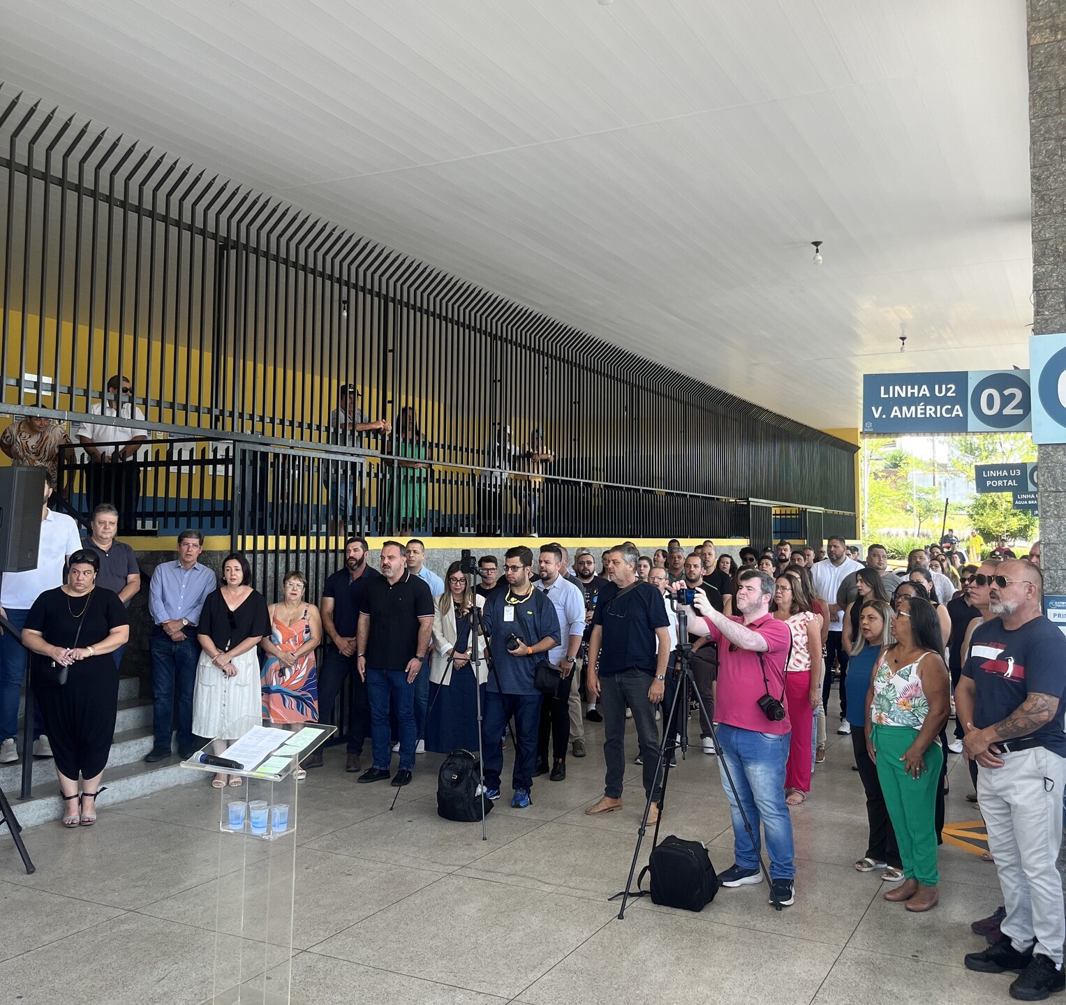 O novo prefeito Célio Peixoto (Republicanos) participou da cerimônia de lançamento das novas linhas acompanhado pelo vice Lucas Rodrigues e do ex-prefeito Dr. Cássio Habice Prado (PL) - DIVULGAÇÃO