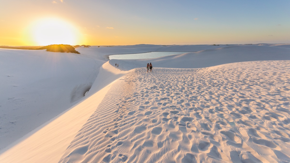 Conhecidos por suas lagoas de água doce entre as dunas de areia branca, a paisagem atrai turistas em busca de um cenário paradisíaco e inigualável. Foto: Wikimedia Commons