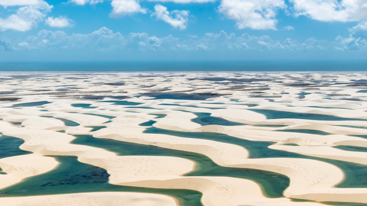 O melhor momento para visitar é entre abril e agosto, durante a temporada de chuvas, quando as lagoas estão cheias. Durante a seca, entre outubro e dezembro, a paisagem se transforma em um vasto deserto de dunas. Foto: Wikimedia Commons