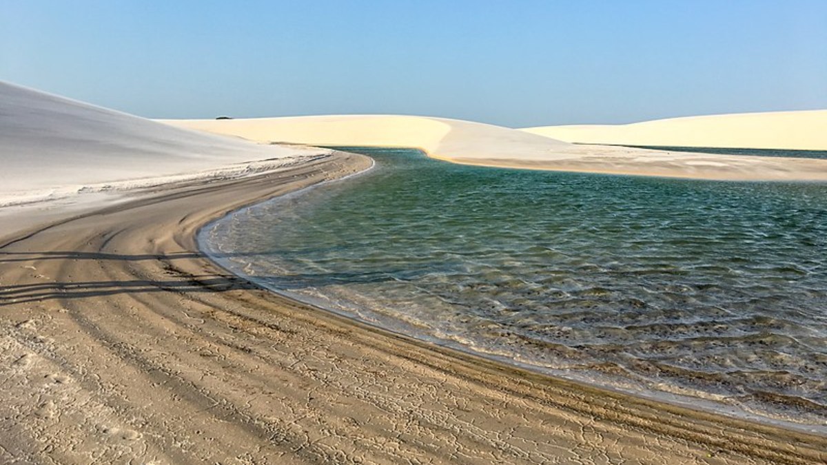 O Parque Nacional dos Lençóis Maranhenses, o maior parque de dunas do Brasil, oferece diversos passeios, como o Circuito da Lagoa Azul e da Lagoa Bonita. Foto: Wikimedia Commons