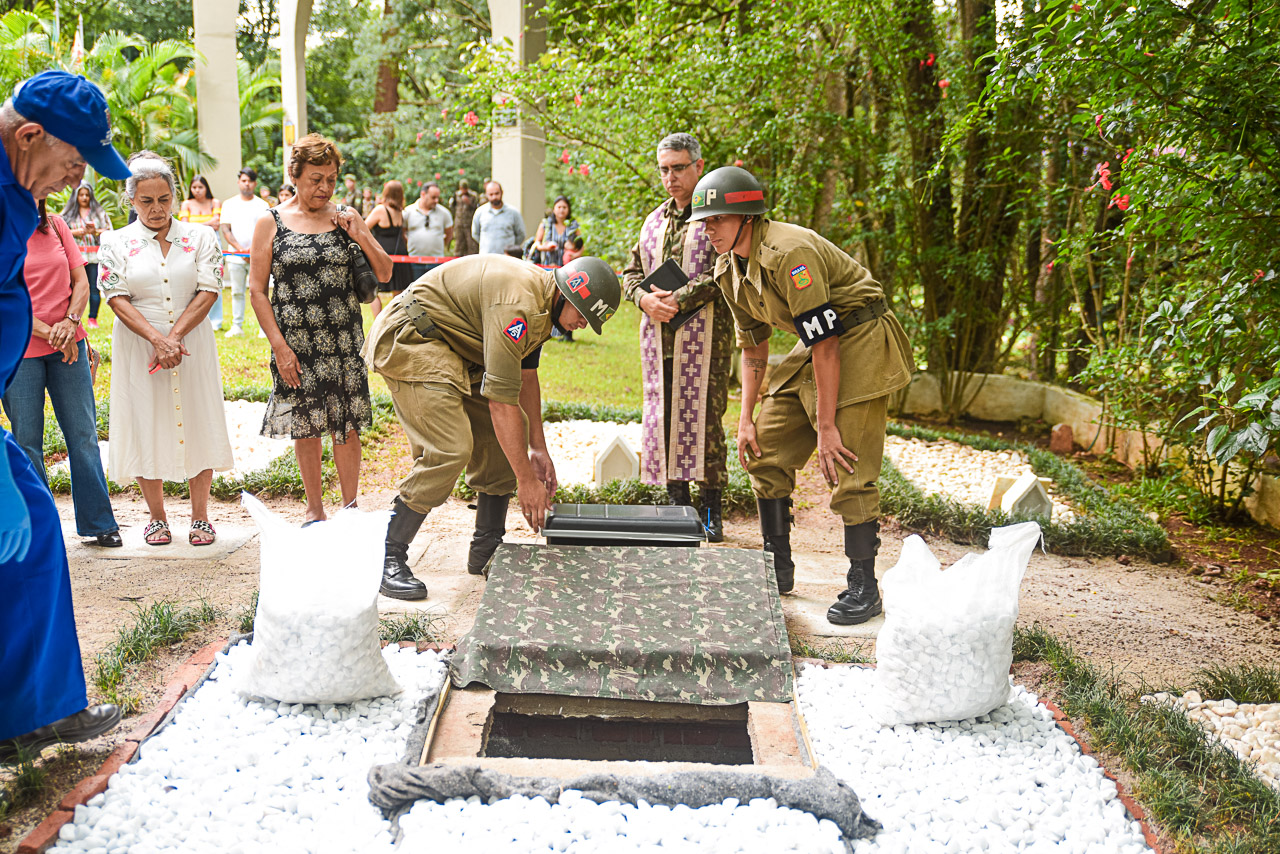 Soldados durante sepultamento de ex-pracinha/Sd Norberto/Divulgação