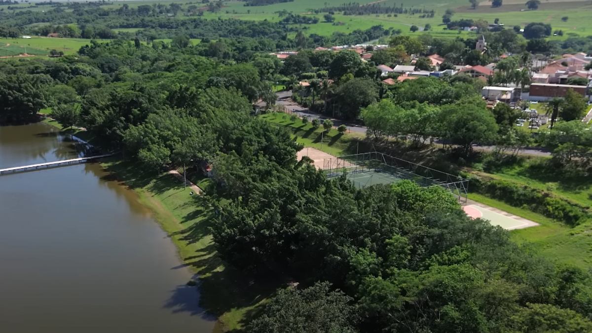 A cidade preserva o estilo de vida típico do interior, onde vizinhos se conhecem pelo nome. É um refúgio perfeito para quem busca sossego.