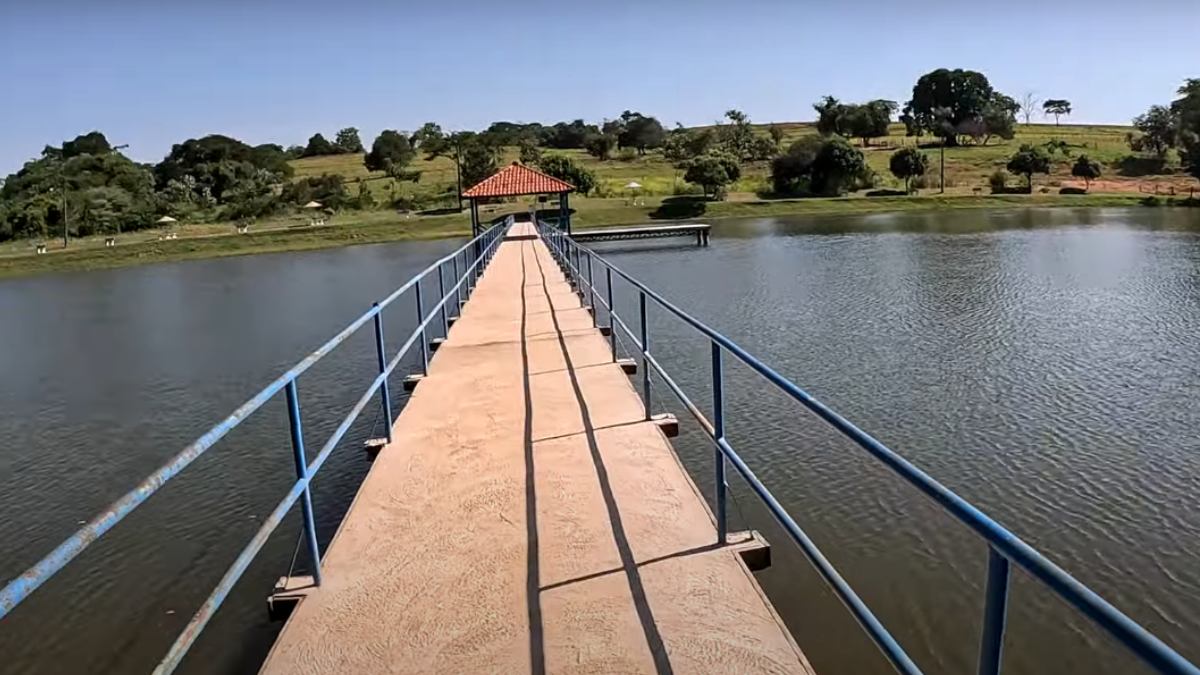Borá está localizada a cerca de 500 quilômetros da capital paulista. Pequena e acolhedora, oferece ruas calmas e paisagens rurais.