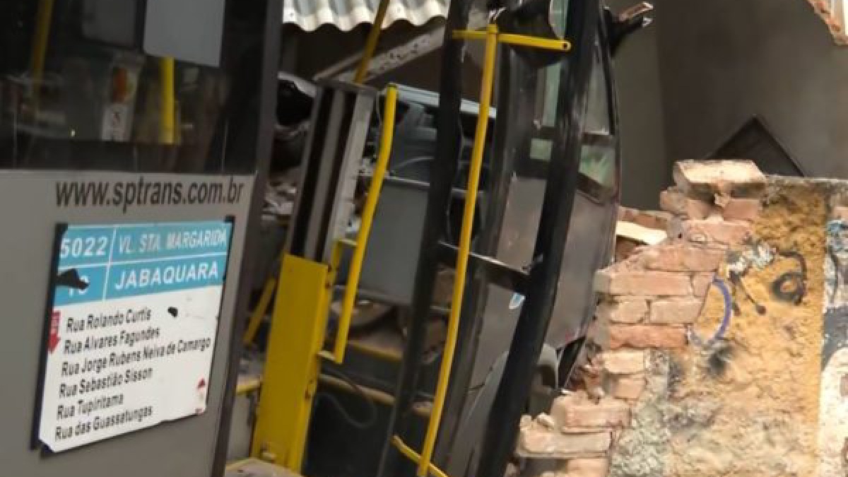 Ônibus invadiu a casa e deixou três pessoas feridas