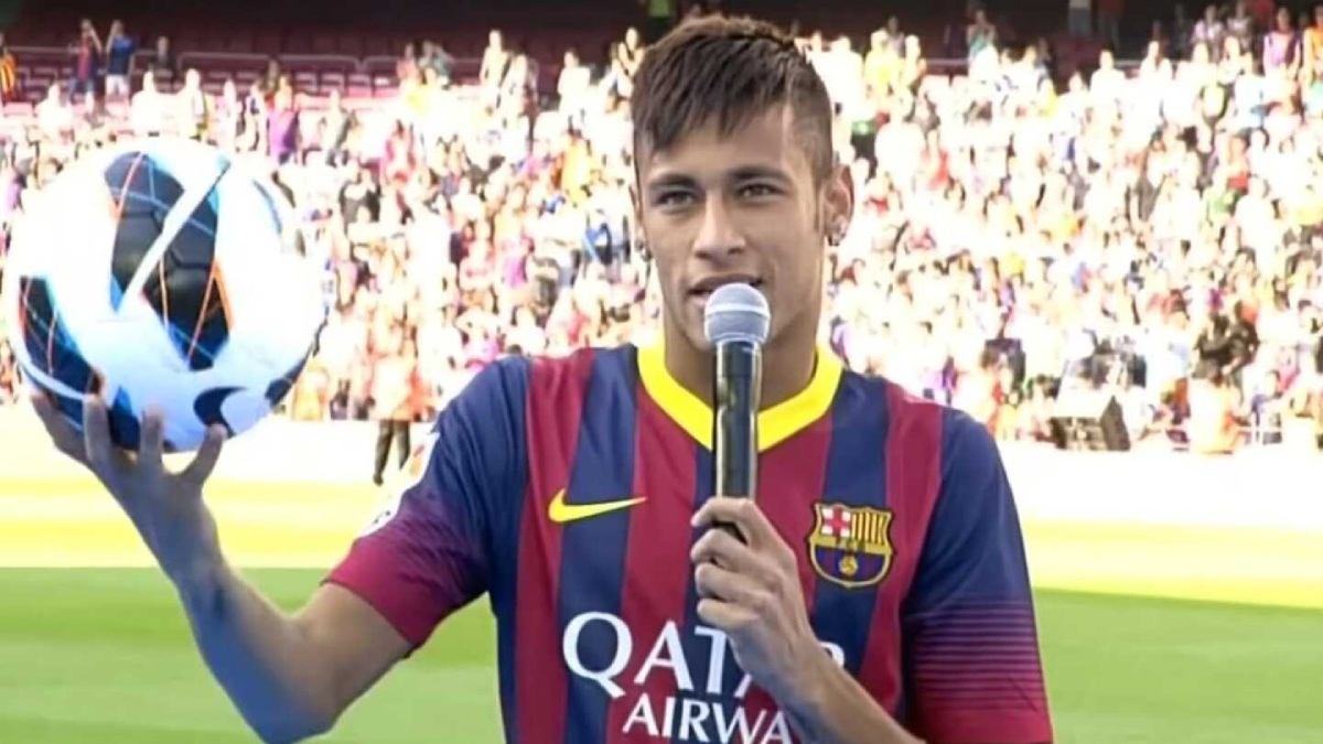 Em 2013, após brilhar com a Seleção Brasileira na conquista da Copa das Confederações, Neymar foi transferido para o Barcelona, em uma das negociações mais caras da história do futebol brasileiro. Foto: Reprodução/Youtube