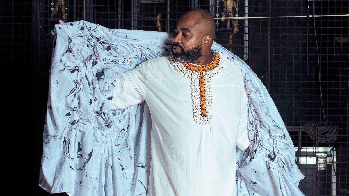 Com Rodrigo França no papel de Shakespeare e sob direção de Fernando Philbert, o monólogo propõe uma releitura contemporânea da obra do bardo. Foto: Márcio Farias/Divulgação