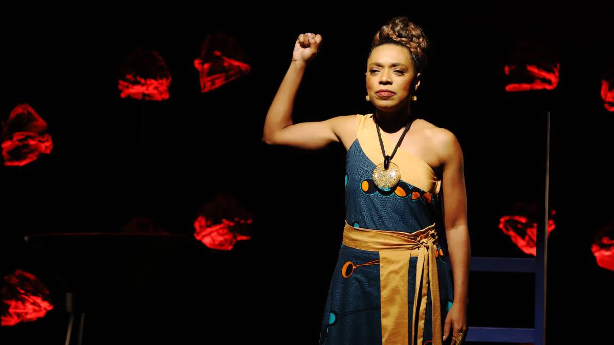 'Mãe de Santo', com dramaturgia de Renata Mizrahi e direção de Luiz Antônio Pilar, é o primeiro espetáculo da sequência e traz a premiada atriz Vilma Melo no papel principal. Foto: Guga Melgar/Divulgação
