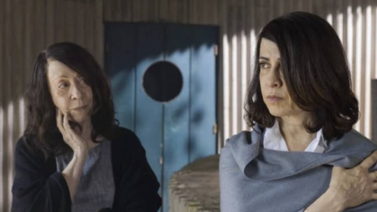 Obra é protagonizada por Fernanda Torres - que inclusive acaba de ganhar o Globo de Ouro de 'Melhor Atriz em Filme de Drama' por sua performance na produção nacional 'Ainda Estou Aqui' - e Fernanda Montenegro, que interpretam Lina Bo Bardi em diferentes estágios da vida. Foto: Divulgação