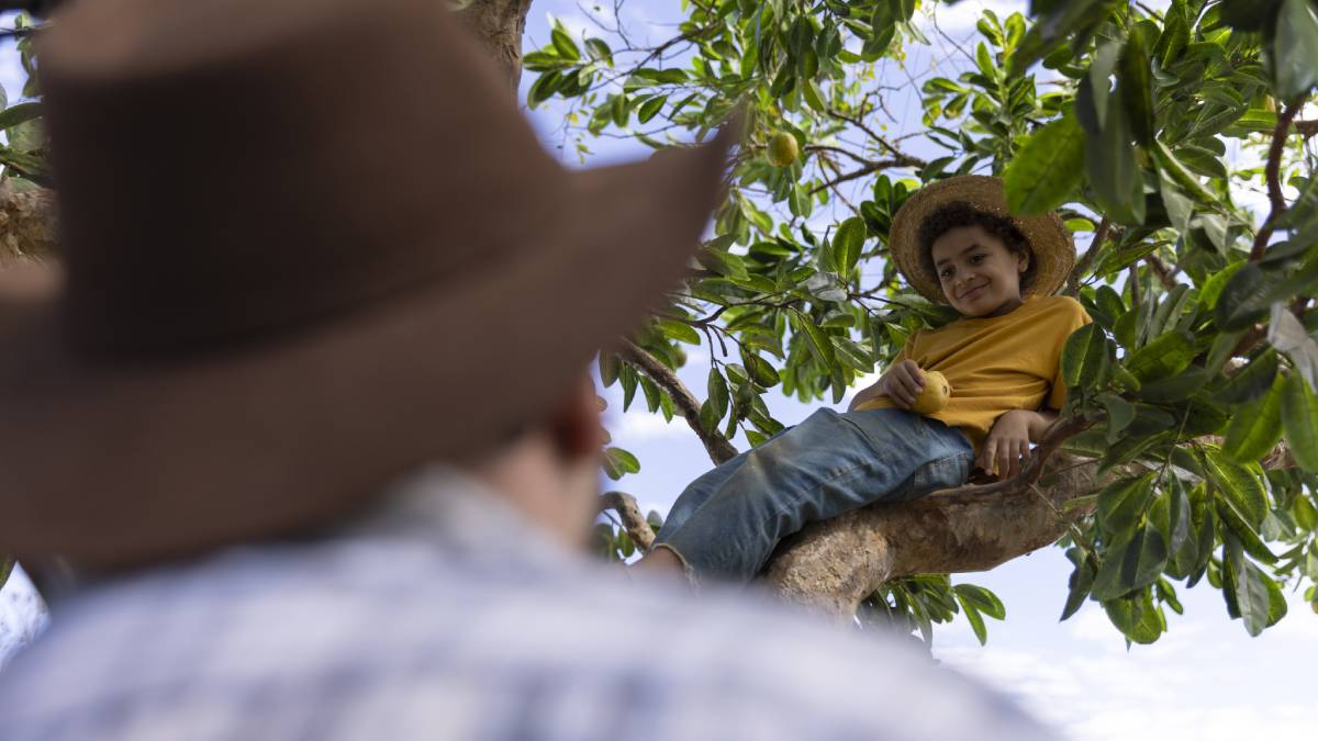A narrativa, escrita por Elena Altheman, Fernando Fraiha e Raul Chequer, reúne a animada turma da Vila Abobrinha em uma aventura para 'sarvá' a 'maraviosa' goiabeira dos planos terríveis de Dotô Agripino, interpretado por Augusto Madeira. Foto: Fábio Braga/Divulgação
