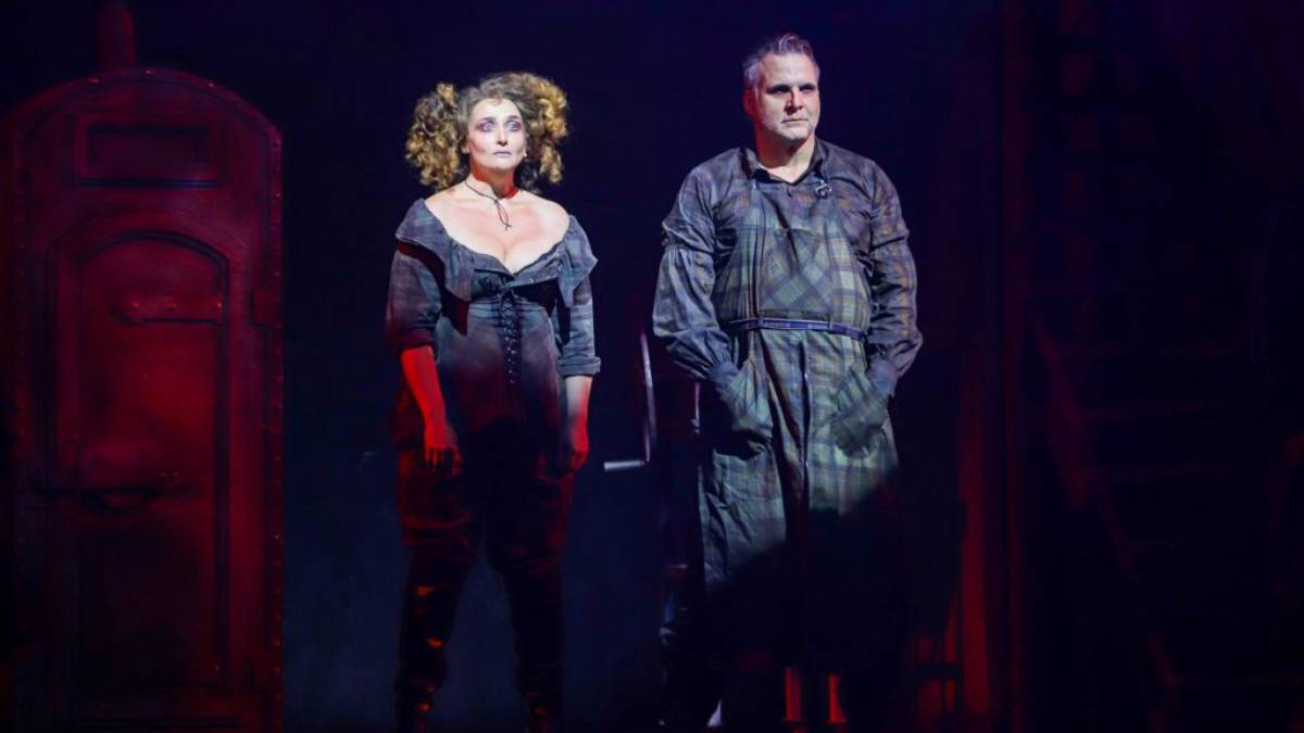As apresentações do espetáculo terão orquestra ao vivo, composta por nove músicos, e um elenco de 18 atores, incluindo Saulo Vasconcelos como Sweeney Todd, Rodrigo Mercadante como o juiz Turpin e Andrezza Massei como Dona Lovett. Foto: Luiz Mota/Divulgação