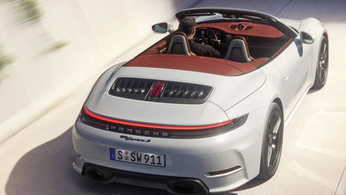 O cupê acelera de zero a 100 km/h em 3,3 segundos e atinge velocidade máxima de 308 km/h. A transmissão Porsche de dupla embreagem (PDK) de 8 marchas transfere a potência para as rodas traseiras. Foto: Divulgação