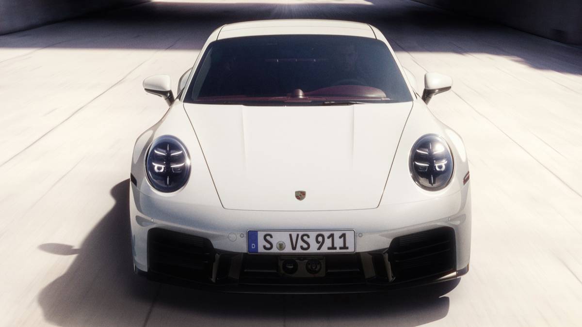 De acordo com a marca alemã, o famoso motor boxer 3.0 biturbo de seis cilindros foi totalmente atualizado para o novo 911 Carrera S, com um aumento de potência e redução simultânea de emissões. Foto: Divulgação