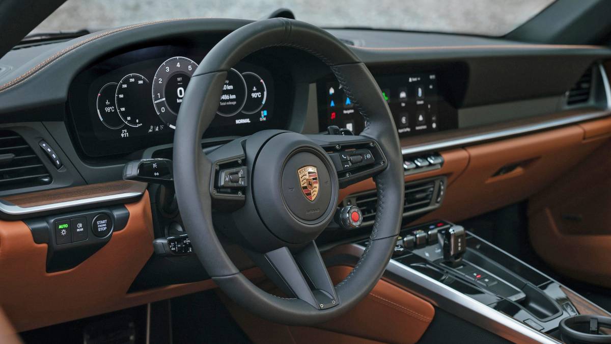 O interior do novo Carrera S tem acabamento em couro preto como padrão. Bancos, encostos de cabeça, painel de instrumentos, painéis das portas e o sistema opcional de bancos traseiros na variante cupê são revestidos com couro liso. Foto: Divulgação