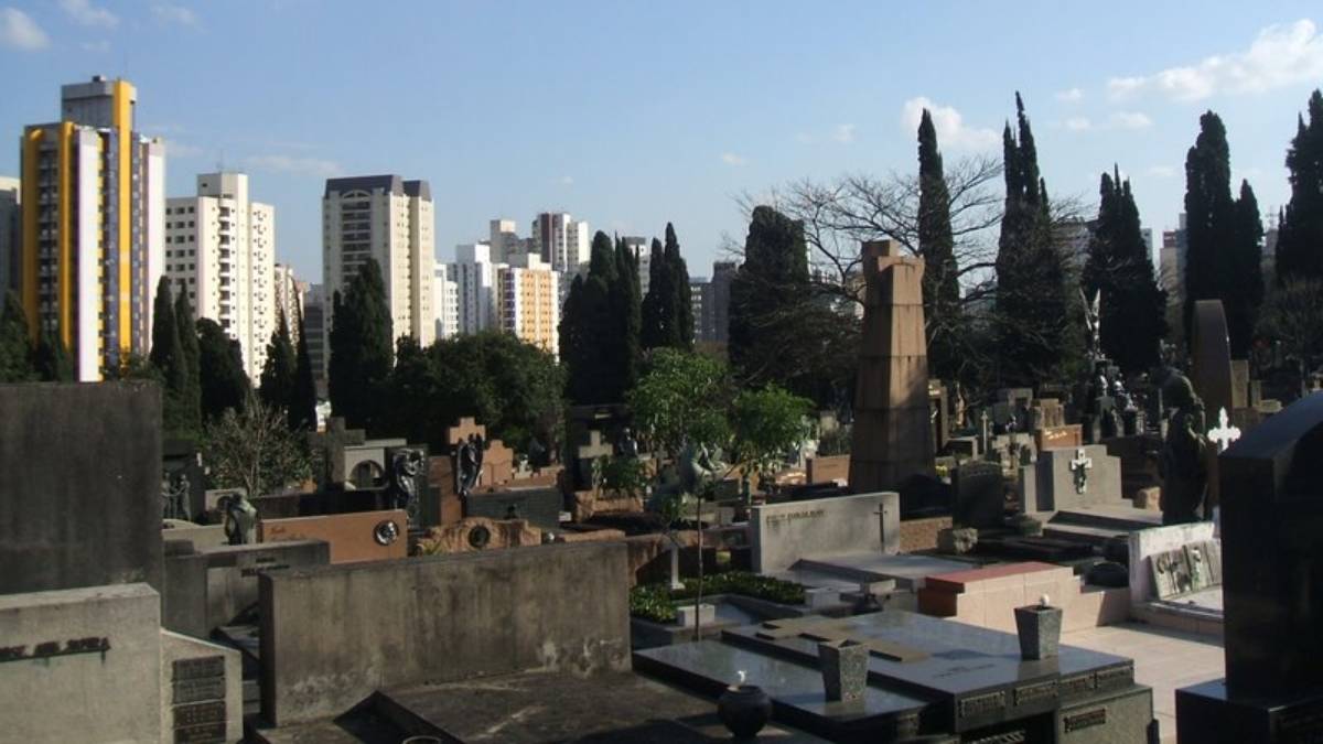 Entre as celebridades enterradas no local estão: José Mojica Marins, ator e cineasta; Antônio Abujamra, dramaturgo; e Arthur Friedenreich, a primeira grande estrela do futebol brasileiro.