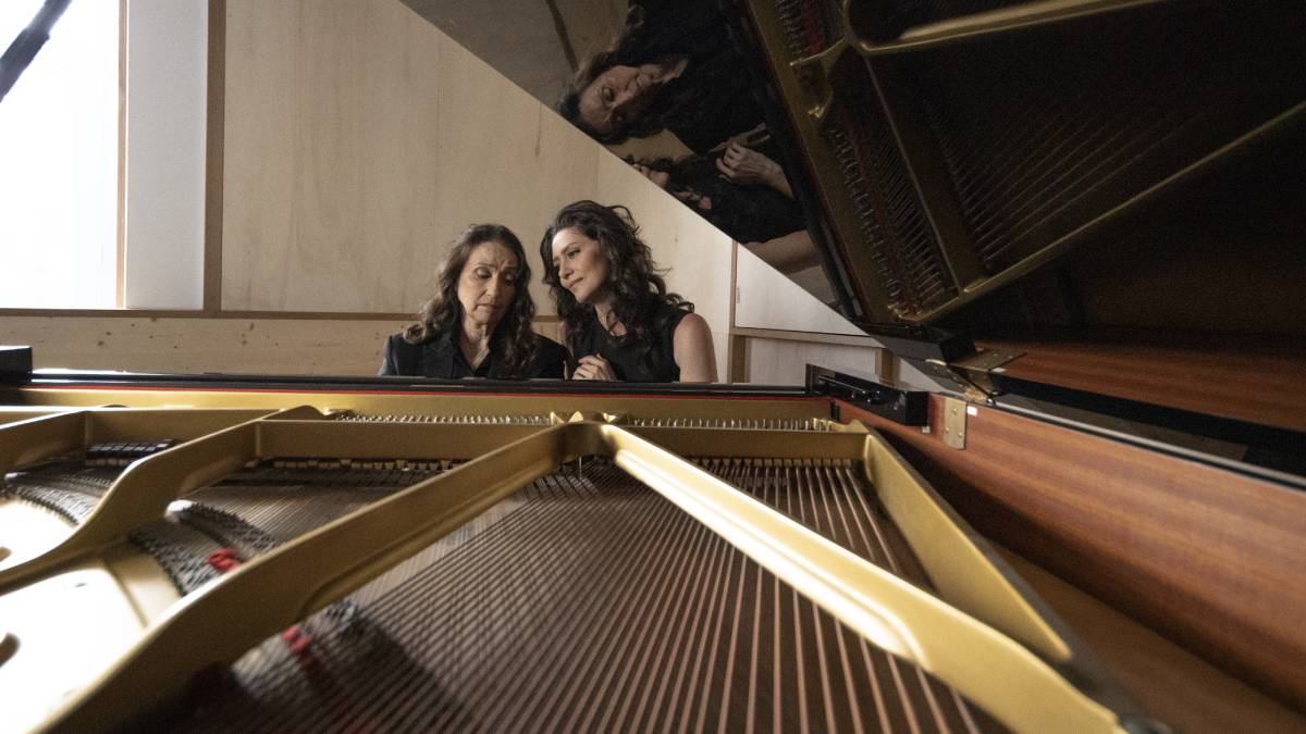 O monólogo passeia pelo universo literário de Clarice Lispector, mesclando elementos cênicos e musicais. No palco, momentos emblemáticos da vida e da obra da escritora dialogam com grandes obras do repertório para piano, interpretadas ao vivo pela premiada pianista Sonia Rubinsky. Foto: Daniela Petrel/Divulgação