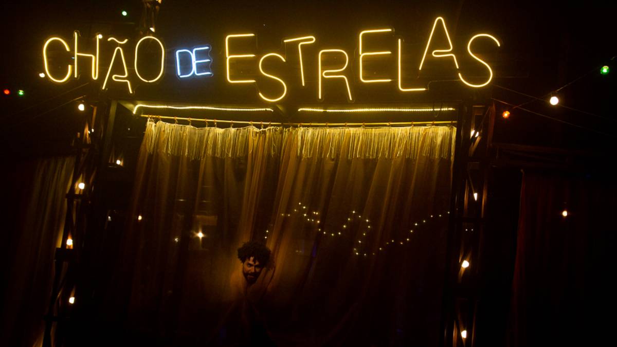 'Tatuagem' é um espetáculo sobre o amor e a liberdade em tempos de opressão. A peça é a segunda da trilogia 'Conexão São Paulo-Pernambuco', que iniciou em 2021, com a estreia de 'Nossos Ossos', criada a partir do romance do escritor Marcelino Freire. Foto: Jennifer Glass/Divulgação