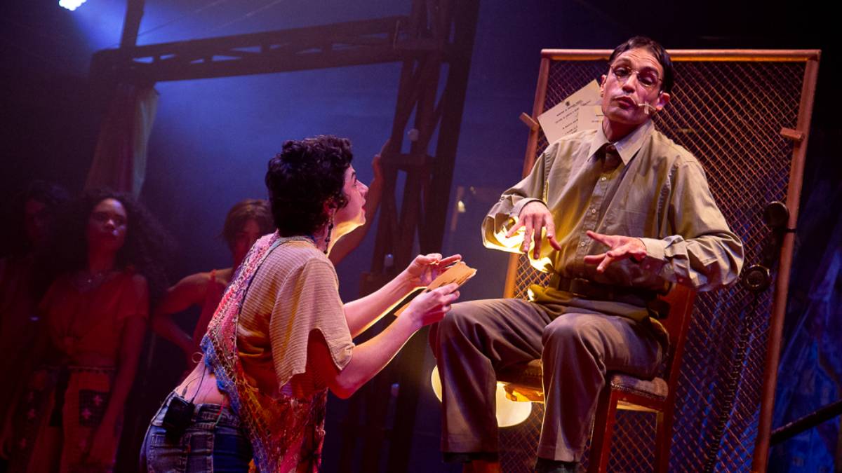 No elenco, a peça conta com os atores: André Torquato, John Seabra, Bia Rezi, Cleomácio Inácio, Pedro Arrais, Gustavo Rezende, Victor Barreto, Júlia Sanchez, Larissa Noel, Lua Negrão, Lucas Truta, João Victor Silva, Mateus Vicente, Natália Quadros, Roma Oliveira, Raphael Mota e Zé Gui Bueno. Foto: Jennifer Glass/Divulgação