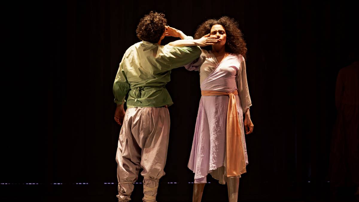 Após uma breve temporada de estreia em 2024, o espetáculo 'O Ninho, um recado da raiz', com direção e dramaturgia do renomado autor pernambucano Newton Moreno, volta a São Paulo para uma curta temporada gratuita no Itaú Cultural, localizado na avenida Paulista, entre quinta (6/2) e domingo (23/2). Foto: Ronaldo Gutierrez/Divulgação