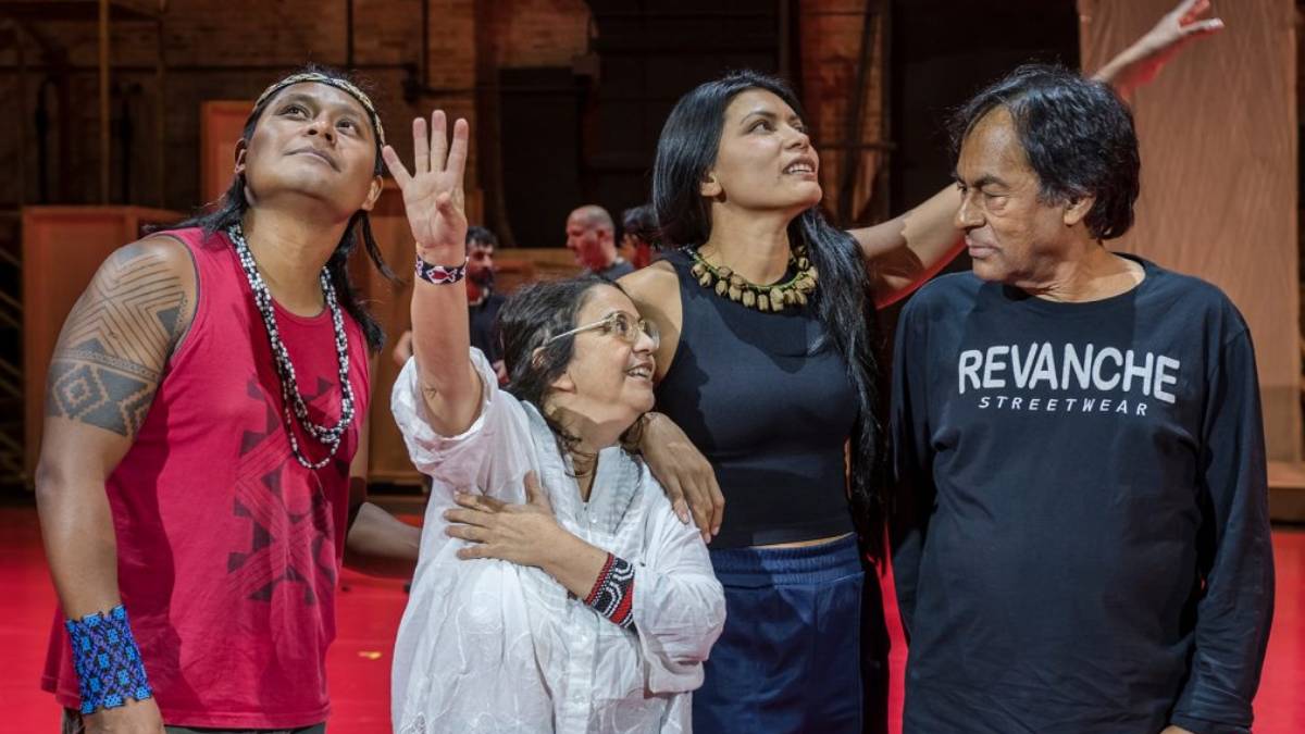 A ópera tem concepção de Ailton Krenak, direção musical de Roberto Minczuk, direção cênica de Cibele Forjaz (Teatro Oficina Uzyna Uzona e Cia. Livre), codireção artística e cenografia de Denilson Baniwa, codireção artística, figurino de Simone Mina e dramaturgia de Ligiana Costa. Foto: Stig de Lavor/Divulgação