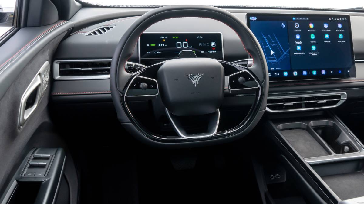 Na primeira loja física da marca no país, a Neta Auto oferece dois modelos 100% elétricos do seu portfólio o hatch compacto Aya e o utilitário esportivo médio X. Foto: Divulgação