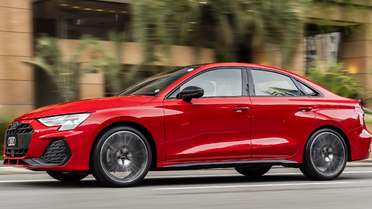 O A3 sedã está disponível nas concessionárias do país e oferecido em três versões Advanced, Performance e Performance Black com preços a partir de R$ 289.990.