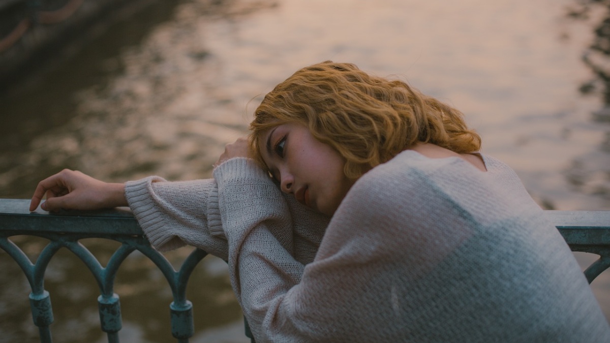 Geralmente, a origem está ligada à depressão, mas condições como esquizofrenia, transtornos de ansiedade, Mal de Parkinson e estresse pós-traumático também podem desencadear o problema. Foto: Pixabay