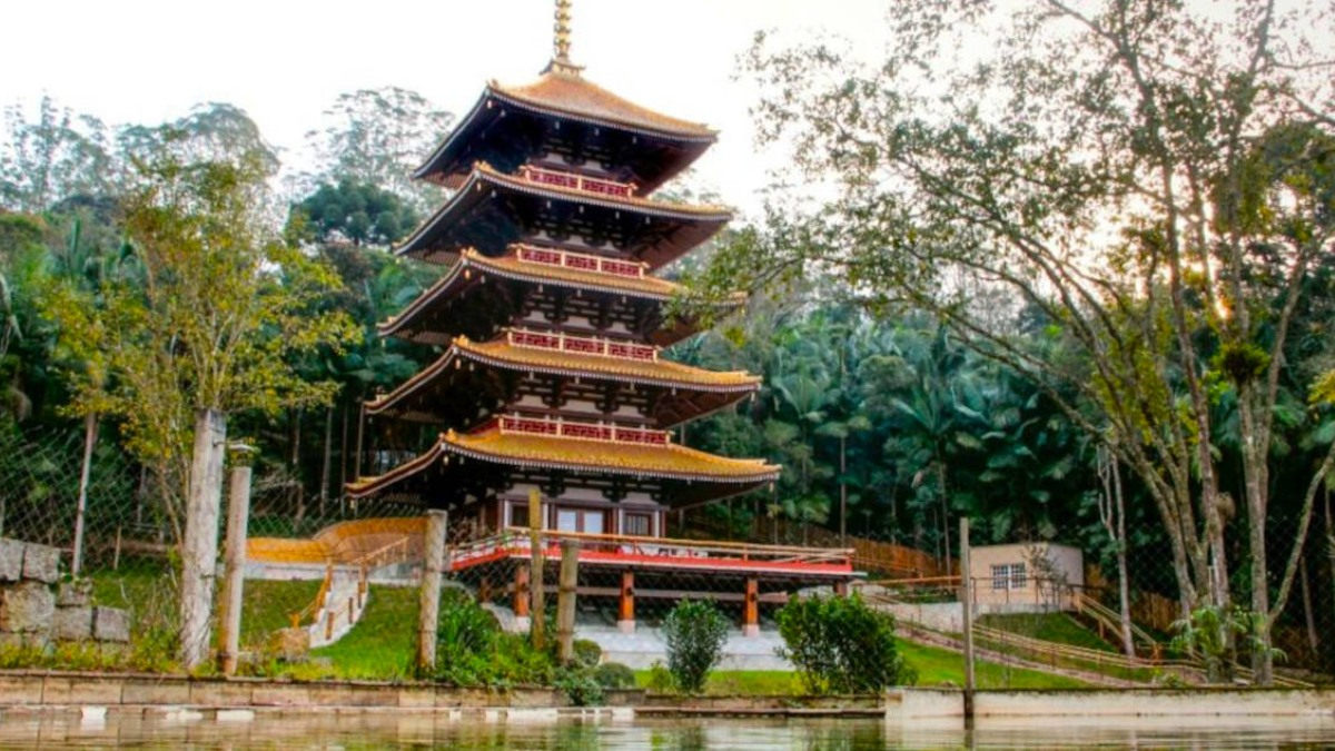 Torre de Miroku: espiritualidade e introspecção: No Templo Luz do Oriente, a Torre de Miroku proporciona conexão espiritual. É um local de introspecção e conexão com a cultura oriental. (Fotos: Divulgação)
