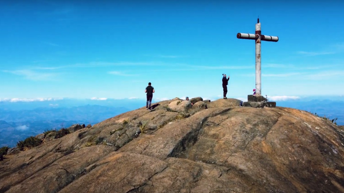 3. Pico da Bandeira - ES/MG: Com 2.894,4 metros, o Pico da Bandeira é um dos mais acessíveis do Brasil e presenteia os visitantes com um nascer do sol inesquecível na Serra do Caparaó.