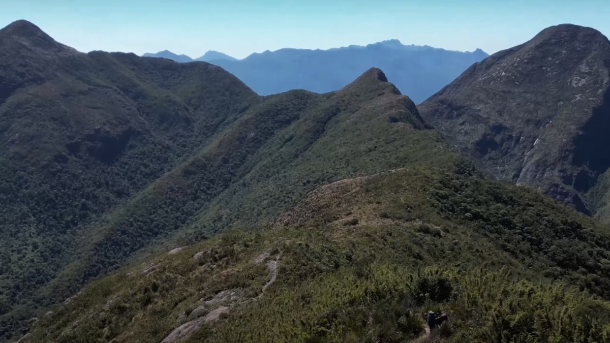 10. Pico dos Três Estados - MG/SP/RJ: Com 2.665 metros, o Pico dos Três Estados proporciona uma experiência única ao conectar Minas Gerais, São Paulo e Rio de Janeiro em uma só trilha. (Fotos: Reprodução/Youtube e Divulgação)