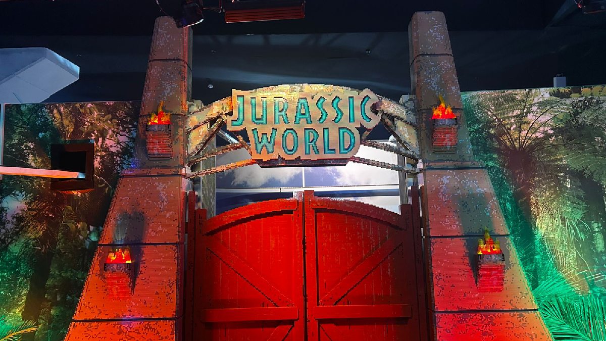 Ao entrar no evento, os visitantes dão de cara com o famoso portão do Jurassic World. Leo Rocha/Gazeta de S.Paulo