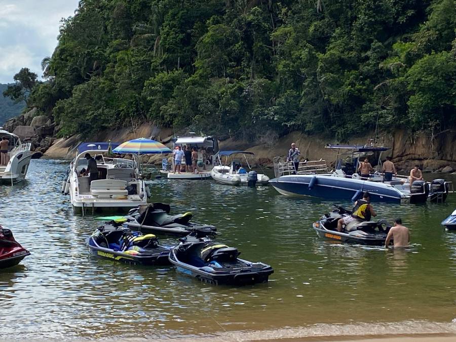 Contatada, a Capitania dos Portos informou que a praia não está sob a responsabilidade da instituição, mas, sim, do Exército.
