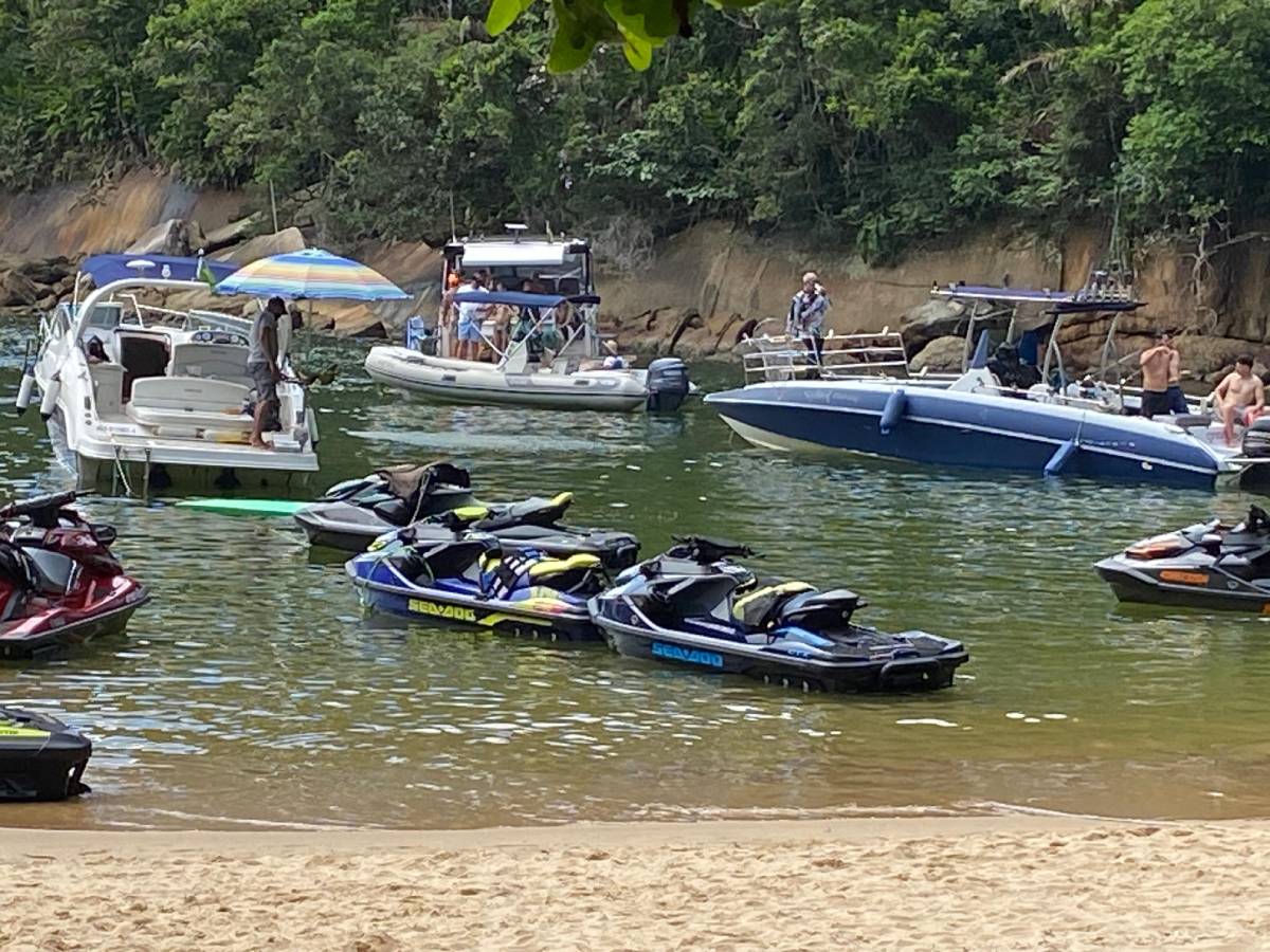 A praia, de apenas 50 metros de extensão, é uma das mais isoladas do litoral sul paulista, e só é possível chegar de barco.