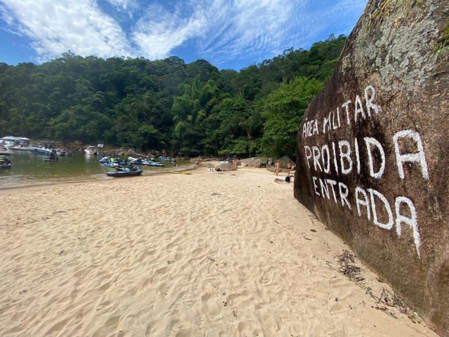 Logo na entrada da praia há uma inscrição informando que a área é exclusivamente militar, com entrada proibida.