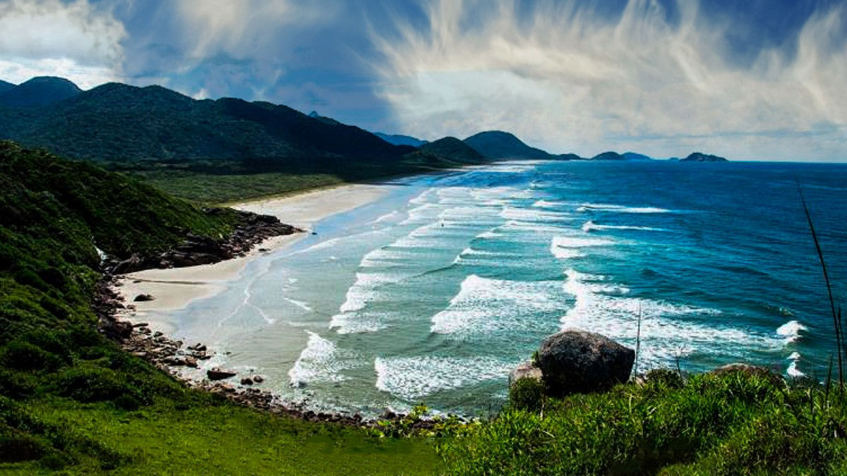 A praia do Pereirinha, localizada no Parque Estadual da Ilha do Cardoso, é um destino ecológico reconhecido internacionalmente.