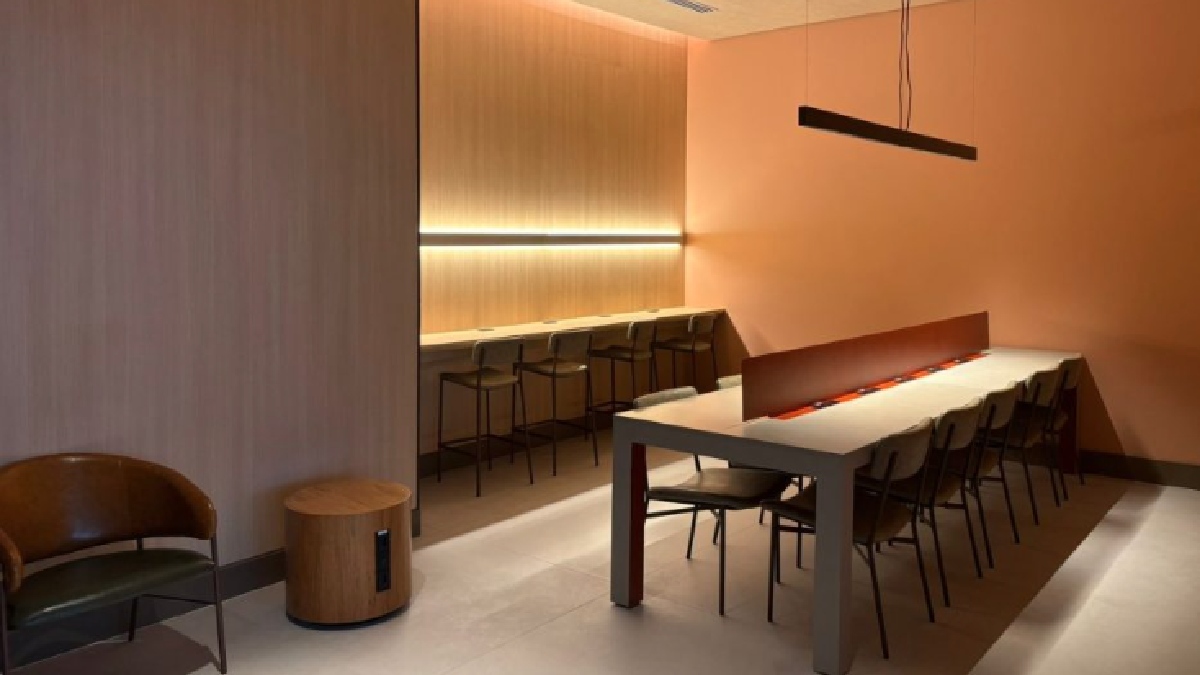 Arquitetura do espaço, projetada com foco no bem-estar dos clientes, incorpora elementos que remetem à natureza e cria um ambiente acolhedor para os passageiros. Reprodução/ Passageiro de Primeira